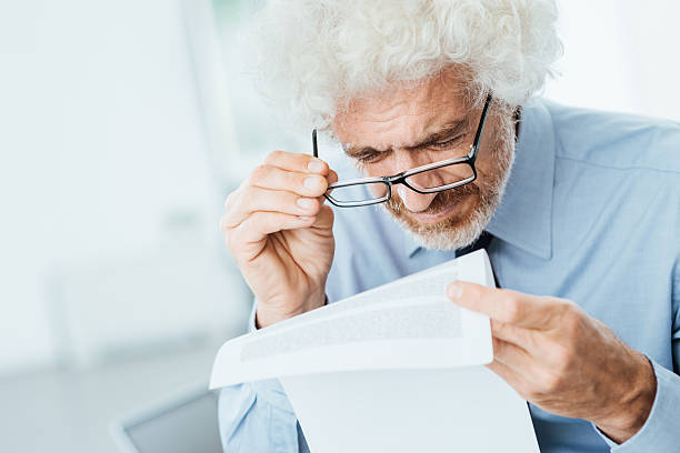 Persona mayor ajustando anteojos para leer